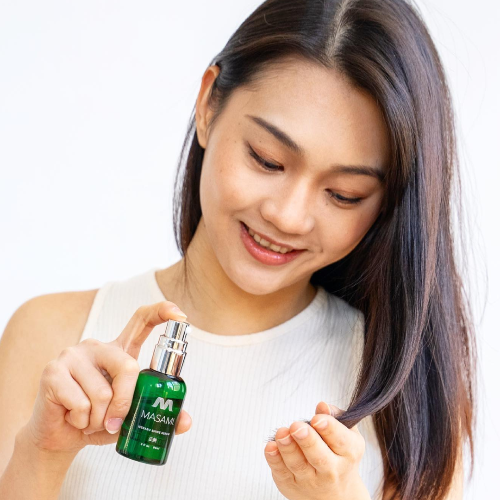 MASAMI girl applying shine serum